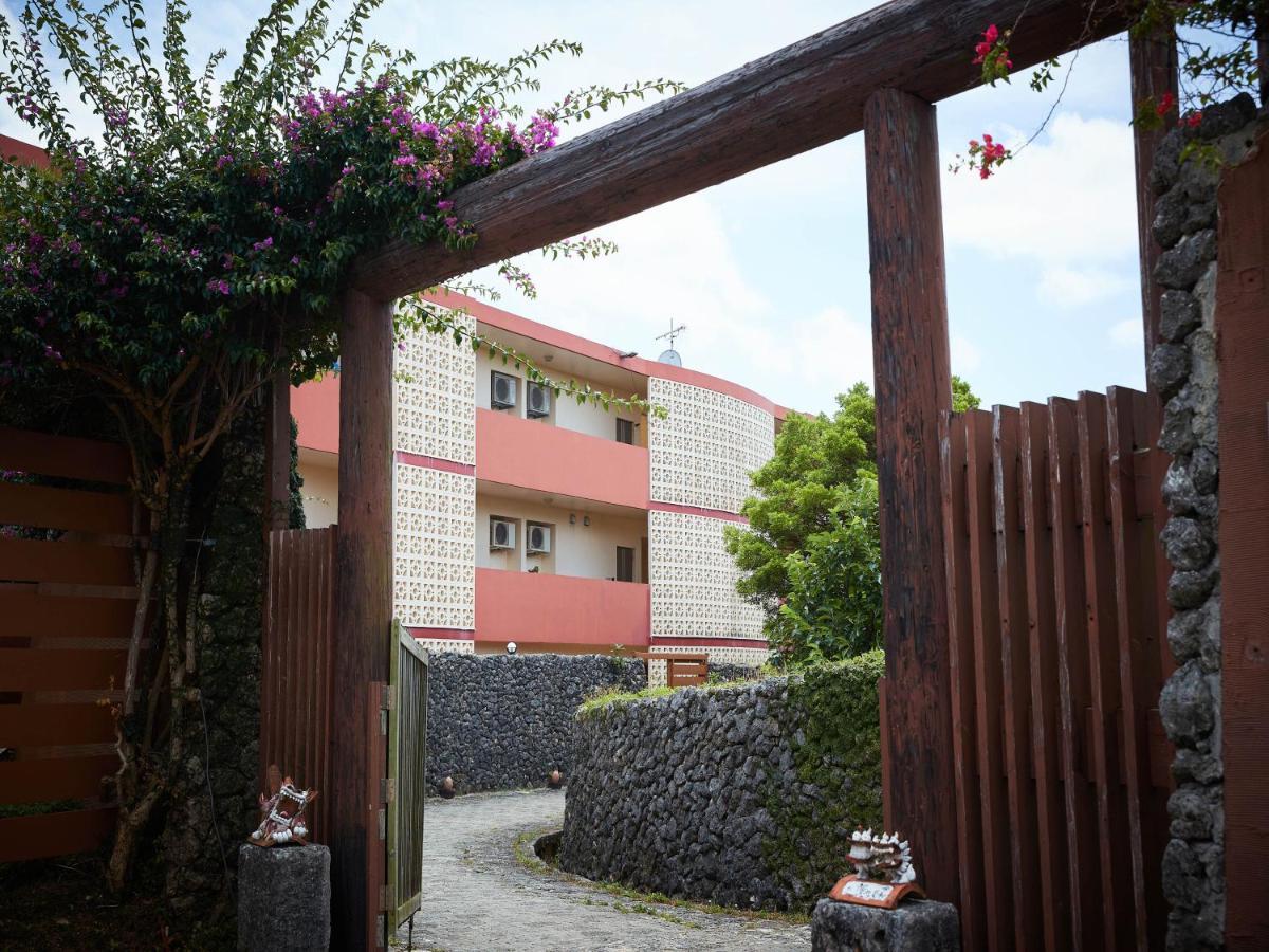 Hotel Murasakimura Йомитан Экстерьер фото
